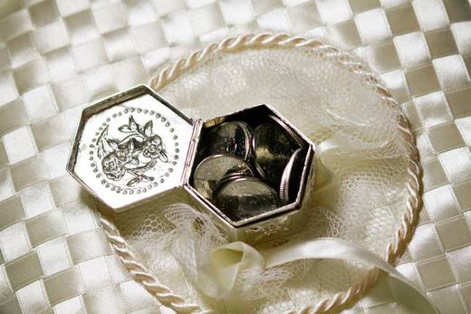 Old silver jewelry box (formerly owned by bride’s grandma and given to her as soon as the bride turned 18.