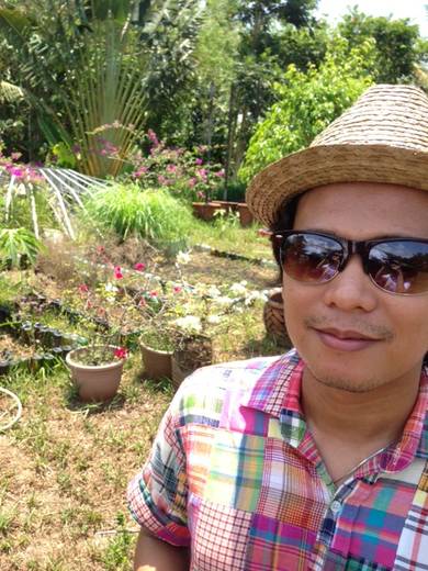 Paolo Icasas (artist) at Moveable Feast in his country-hip attire.